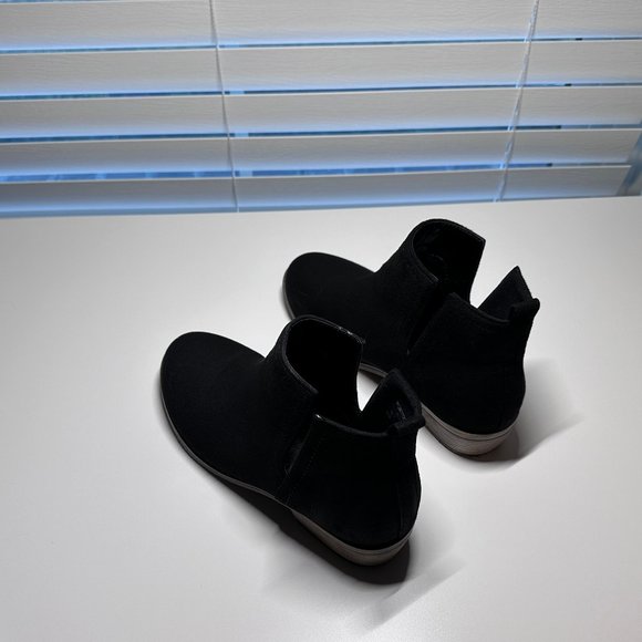 Black suede like booties Size 8 - Picture 3 of 6